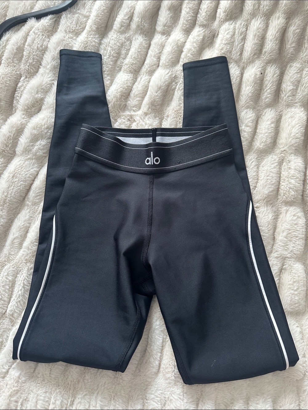 ALO Yoga women’s  Black Suit up Leggings with White Side Piping Size XS